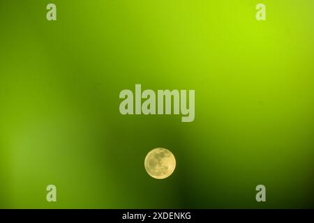 Bandung, Java occidental, Indonésie. 22 juin 2024. La pleine lune de fraises s'élève au-dessus du ciel à Bandung, Java occidental. En Indonésie, la lune aux fraises sera clairement visible le 22 juin 2024. (Crédit image : © Dimas Rachmatsyah/ZUMA Press Wire) USAGE ÉDITORIAL SEULEMENT! Non destiné à UN USAGE commercial ! Banque D'Images