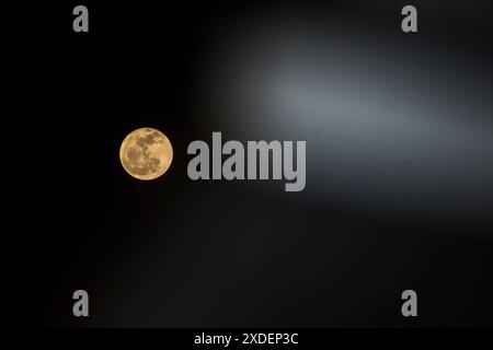 Bandung, Java occidental, Indonésie. 22 juin 2024. La pleine lune de fraises s'élève au-dessus du ciel à Bandung, Java occidental. En Indonésie, la lune aux fraises sera clairement visible le 22 juin 2024. (Crédit image : © Dimas Rachmatsyah/ZUMA Press Wire) USAGE ÉDITORIAL SEULEMENT! Non destiné à UN USAGE commercial ! Banque D'Images