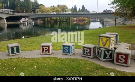 Spokane, WA - 19 octobre 2018 : blocs le long de la rivière à Spokane Banque D'Images