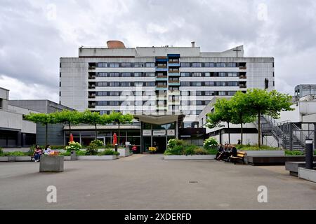 14.06.2024, Deutschland, Rhénanie-du-Nord-Westphalie, Ruhrgebiet, Gelsenkirchen. Neugeborenenstation im MarienHospital Gelsenkirchen. DAS MarienHospital Gelsenkirchen, Akademisches Lehrkrankenhaus der Ruhr-Universitaet Bochum, ist ein Akut- und Unfallkrankenhaus. Es wird von der constitué Augustinus Gelsenkirchen GmbH getragen. DAS Krankenhaus verfuegt ueber 579 Betten und 1,400 Beschaeftigten. Pro Jahr werden hier CA. 1,800 Kinder geboren. Blick auf das Krankenhaus à Gelsenkirchen-Ueckendorf. Neugeborenenstation im MarienHospital Gelsenkirchen *** 14 06 2024, Allemagne, Rhénanie du Nord-Westphalie, Ruhr area, GE Banque D'Images