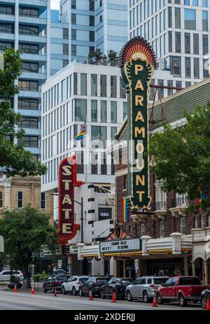 Austin, Texas - 15 juin 2024 : panneaux pour le Paramount and State Theater and Cinema sur Congress Avenue à Austin TX Banque D'Images