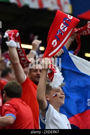 Hambourg. 22 juin 2024. Les supporters de la République tchèque célèbrent un but lors du match UEFA Euro 2024 Groupe F entre la Géorgie et la République tchèque à Hambourg, Allemagne, le 22 juin 2024. Crédit : Ren Pengfei/Xinhua/Alamy Live News Banque D'Images