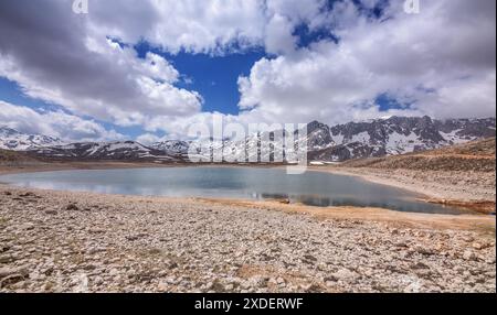 Des lacs temporaires se sont formés au printemps lorsque la neige fond dans les parties supérieures du plateau d'Antalya Taşeli. Banque D'Images