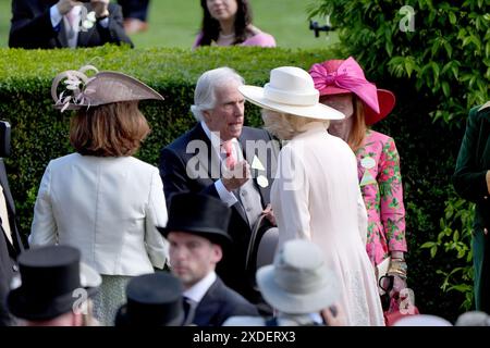 L'acteur et réalisateur AMÉRICAIN Henry Winkler (au centre) est présenté à la reine Camilla au cours du cinquième jour du Royal Ascot à l'hippodrome d'Ascot, Berkshire. Date de la photo : samedi 22 juin 2024. Banque D'Images