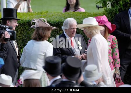 L'acteur et réalisateur AMÉRICAIN Henry Winkler (au centre) est présenté à la reine Camilla au cours du cinquième jour du Royal Ascot à l'hippodrome d'Ascot, Berkshire. Date de la photo : samedi 22 juin 2024. Banque D'Images