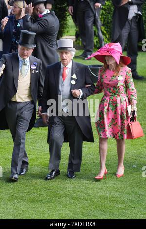 L'acteur et réalisateur AMÉRICAIN, Henry Winkler (au centre) et son épouse Stacey Weitzman, pendant le cinquième jour du Royal Ascot à l'hippodrome d'Ascot, Berkshire. Date de la photo : samedi 22 juin 2024. Banque D'Images