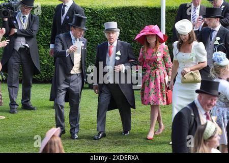 L'acteur et réalisateur AMÉRICAIN, Henry Winkler (au centre) et son épouse Stacey Weitzman, pendant le cinquième jour du Royal Ascot à l'hippodrome d'Ascot, Berkshire. Date de la photo : samedi 22 juin 2024. Banque D'Images