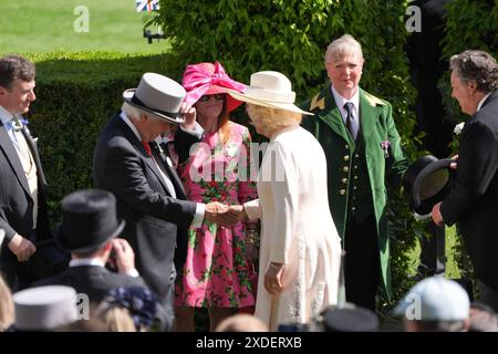 L'acteur et réalisateur AMÉRICAIN Henry Winkler et son épouse Stacey Weitzman sont présentés à la reine Camilla pendant le cinquième jour de Royal Ascot à l'hippodrome d'Ascot, Berkshire. Date de la photo : samedi 22 juin 2024. Banque D'Images