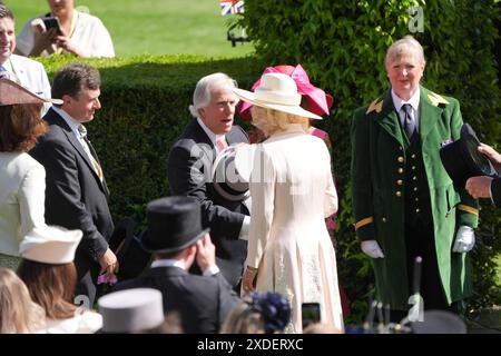 L'acteur et réalisateur AMÉRICAIN Henry Winkler (au centre) est présenté à la reine Camilla au cours du cinquième jour du Royal Ascot à l'hippodrome d'Ascot, Berkshire. Date de la photo : samedi 22 juin 2024. Banque D'Images