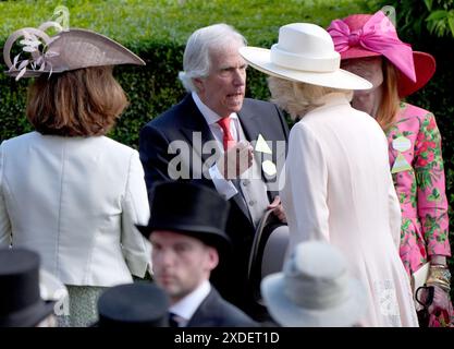 L'acteur et réalisateur AMÉRICAIN Henry Winkler (au centre) est présenté à la reine Camilla au cours du cinquième jour du Royal Ascot à l'hippodrome d'Ascot, Berkshire. Date de la photo : samedi 22 juin 2024. Banque D'Images