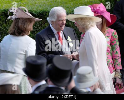 L'acteur et réalisateur AMÉRICAIN Henry Winkler (au centre) est présenté à la reine Camilla au cours du cinquième jour du Royal Ascot à l'hippodrome d'Ascot, Berkshire. Date de la photo : samedi 22 juin 2024. Banque D'Images