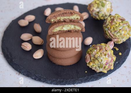 Délicieux biscuits au chocolat et à la pistache Banque D'Images