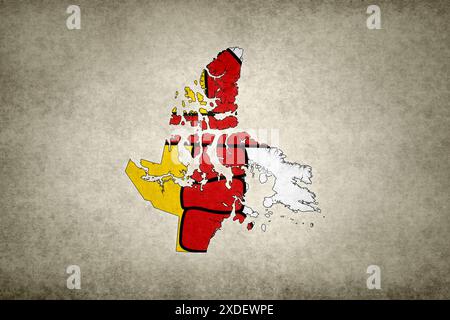 Carte grunge du territoire du Nunavut (Canada) avec son drapeau imprimé à l'intérieur de sa frontière sur un vieux papier. Banque D'Images