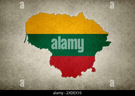Carte grunge de Lituanie avec son drapeau imprimé à l'intérieur de sa frontière sur un vieux papier. Banque D'Images