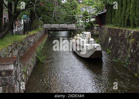 Takasebune à Takase River à Kyoto, Japon Banque D'Images