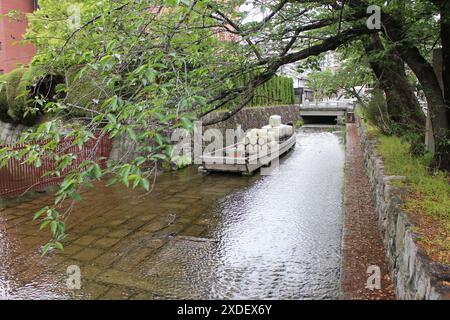 Takasebune à Takase River à Kyoto, Japon Banque D'Images