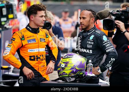 Circuit de Barcelona-Catalunya, Barcelone, Espagne. 22 juin 2024. Grand Prix d'Espagne de formule 1 2023 ; Journée de qualification ; 3e au pôle Lewis Hamilton (GBR), Mercedes discute avec le pole sitter Lando Norris (GBR), McLaren Credit : action plus Sports/Alamy Live News Banque D'Images