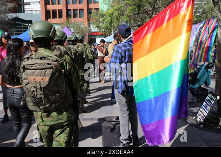 MARCHA ORGULLO INVERSO Quito, samedi 22 juin 2024 inverse Pride Fair et mars Quito 2024, commence à la plateforme du gouvernement du Nord et traverse plusieurs rues du secteur photos API Alberto Suarez Quito Pichincha Ecuador soi MARCHA ORGULLO INVERSO 4149ae5abcbba37d04c711ec104f7d81 Copyright : xALBERTOxSUÃREZx Banque D'Images