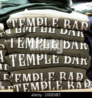 Dublin, Irlande - 23 mai 2024 : pile de sweat-shirts avec Temple Bar écrivant dans un magasin du quartier du même nom Banque D'Images