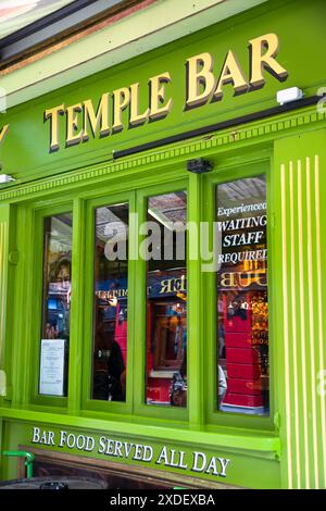 Dublin, Irlande - 23 mai 2024 : fenêtre verte avec Temple Bar écrivant un pub dans le quartier homonyme de Dublin Banque D'Images