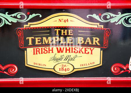 Dublin, Irlande - 23 mai 2024 : détail de l'enseigne et du logo du pub Temple Bar Irish Whiskey 1840 Banque D'Images