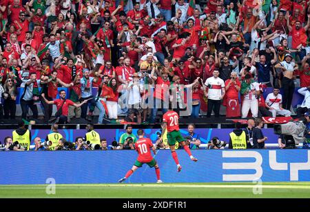 Le Portugais Bernardo Silva (à gauche) célèbre avoir marqué le premier but de son équipe devant les supporters avec son coéquipier Joao Cancelo lors du match du Groupe F de l'UEFA Euro 2024 au BVB Stadion Dortmund à Dortmund, en Allemagne. Date de la photo : samedi 22 juin 2024. Banque D'Images