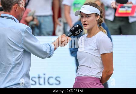 Berlin, Allemagne. 22 juin 2024. Tennis : WTA Tour, célibataires, femmes, demi-finales, Azarenka (Biélorussie) - Kalinskaya (Russie), stade Steffi Graf. Entretien avec la gagnante Anna Kalinskaya. Crédit : Andreas Gora/dpa/Alamy Live News Banque D'Images