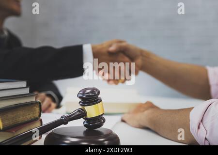 L'avocat a pris les mains du client après avoir terminé la consultation dans l'affaire. Banque D'Images