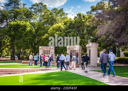 Stanford, Californie États-Unis - 22 mars 2017 : Groupe d'étudiants potentiels en tournée à l'université de Stanford. Banque D'Images