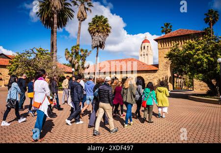 Stanford, Californie États-Unis - 22 mars 2017 : groupe d'étudiants potentiels en tournée universitaire à l'Université de Stanford. Banque D'Images