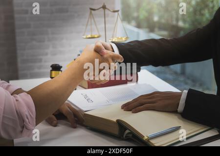 L'avocat a pris les mains du client après avoir terminé la consultation dans l'affaire. Banque D'Images