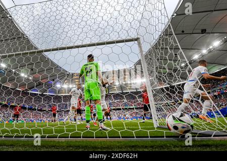 Hamburk, Allemagne. 22 juin 2024. Patrik Schick (CZE ; à droite) célèbre son but (1:1) lors du match du Groupe F du Championnat d'Europe de Football : Géorgie vs Tchéquie, à Hambourg, Allemagne, le 22 juin 2024. Sur le côté gauche est vu le gardien de but Giorgi Mamardashvili (GEO). Crédit : vit Simanek/CTK photo/Alamy Live News Banque D'Images