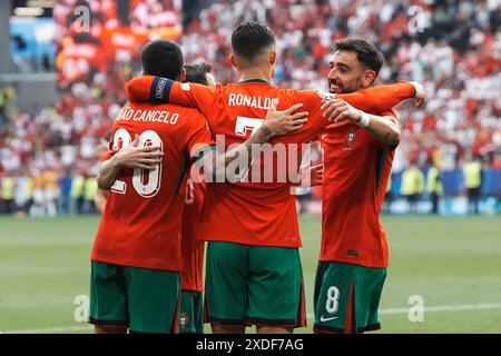 Bruno Fernandes (à droite) célèbre avoir marqué le troisième but de son équipe avec ses coéquipiers Joao Cancelo (à gauche) et Cristiano Ronaldo lors du match du Groupe F de l'UEFA Euro 2024 au stade BVB de Dortmund, en Allemagne. Date de la photo : samedi 22 juin 2024. Banque D'Images