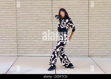 Danseuse freestyle moderne confiante agissant dans la rue Banque D'Images