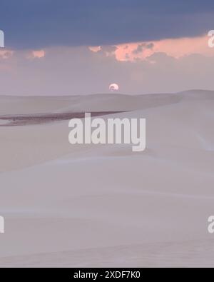 Coucher de soleil sur les vastes dunes de Zahek à Socotra, au Yémen, avec le soleil qui coule sous l'horizon. Banque D'Images