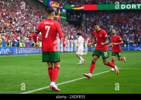 Dortmund, Allemagne. 22 juin 2024. Cristiano Ronaldo, du Portugal, célèbre avec son coéquipier Joao Cancelo les 0-3 marqués par Bruno Fernandes lors du match UEFA Euro 2024 entre Turkiye et le Portugal, Groupe F, date 2, disputé au stade signal Iduna Park le 22 juin 2024 à Dortmund, Allemagne. (Photo de Sergio Ruiz/PRESSINPHOTO) crédit : AGENCE SPORTIVE PRESSINPHOTO/Alamy Live News Banque D'Images