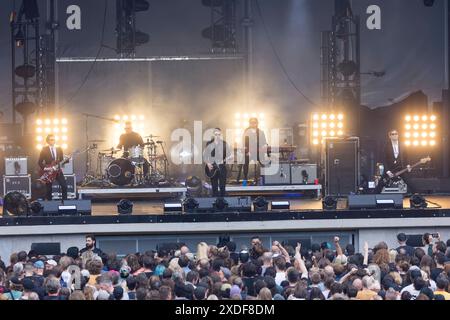 INTERPOL, Konzert in der Wuhlheide, Berlin, 22.06.2024 Daniel Kessler Gitarrist, Samuel Sam Fogarino Schlagzeuger, Paul Banks Sänger, Brandon Curtis Keyboarder et Brad Truax bassiste der Band Interpol live in der Berliner Parkbühne Wuhlheide AM 22.06.2024. Berlin Wuhlheide *** Interpol, concert à Wuhlheide, Berlin, 22 06 2024 Daniel Kessler guitariste , Samuel Sam Fogarino batteur , Paul Banks chanteur , Brandon Curtis claviériste et Brad Truax bassiste du groupe Interpol live à Parkbühne Wuhlheide le 22 06 2024 Berlin Wuhlheide Copyright : xBenxKriemannx Banque D'Images