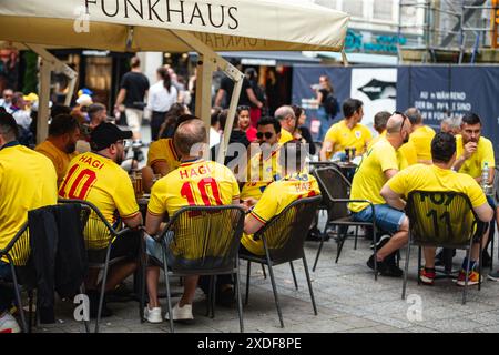 Cologne, Allemagne, 22 juin 2024 COLOGNE, ALLEMAGNE - 22 JUIN : fans de Roumanie vus à Cologne avant le match du Groupe E du Championnat de l'UEFA Euro 2024 entre la Belgique et la Roumanie au stade de Cologne le 22 juin 2024 à Cologne, Allemagne. (Photo de Dan O' Connor/ATPImages) Dan O' Connor (Dan O' Connor / ATP images / SPP) Banque D'Images