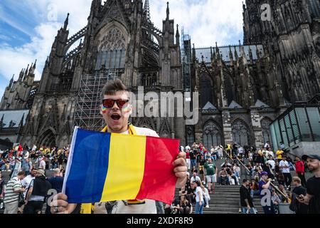 Cologne, Allemagne, 22 juin 2024 COLOGNE, ALLEMAGNE - 22 JUIN : les fans de Roumanie à la cathédrale de Cologne avant le match du Groupe E de l'UEFA Euro 2024 entre la Belgique et la Roumanie au stade de Cologne le 22 juin 2024 à Cologne, Allemagne. (Photo de Dan O' Connor/ATPImages) Dan O' Connor (Dan O' Connor / ATP images / SPP) Banque D'Images