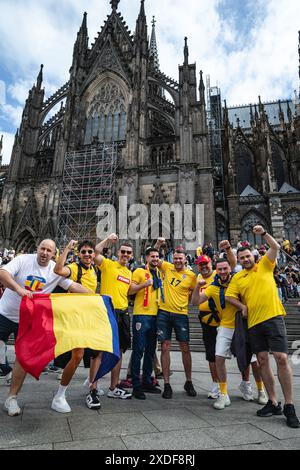 Cologne, Allemagne, 22 juin 2024 COLOGNE, ALLEMAGNE - 22 JUIN : les fans de Roumanie à la cathédrale de Cologne avant le match du Groupe E de l'UEFA Euro 2024 entre la Belgique et la Roumanie au stade de Cologne le 22 juin 2024 à Cologne, Allemagne. (Photo de Dan O' Connor/ATPImages) Dan O' Connor (Dan O' Connor / ATP images / SPP) Banque D'Images