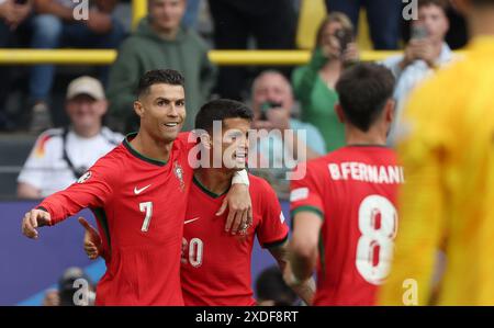 Dortmund, Allemagne. 22 juin 2024. Football, Championnat d'Europe, Turquie - Portugal, UEFA Euro 2024, Tour préliminaire, groupe F, Journée 2, stade de Dortmund, le Portugais Bruno Fernandes (R-l) célèbre son but en 0:3 avec le Portugais Joao Cancelo et le Portugais Cristiano Ronaldo. Credit : Friso Gentsch/dpa/Alamy Live News Banque D'Images