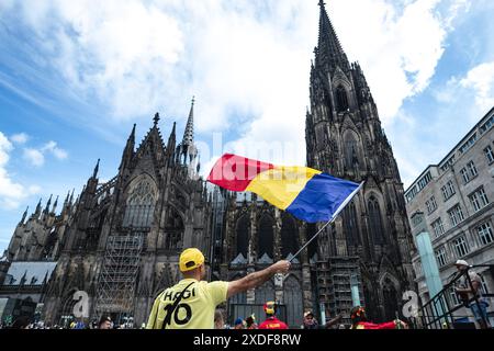 Cologne, Allemagne, 22 juin 2024 COLOGNE, ALLEMAGNE - 22 JUIN : les fans de Roumanie à la cathédrale de Cologne avant le match du Groupe E de l'UEFA Euro 2024 entre la Belgique et la Roumanie au stade de Cologne le 22 juin 2024 à Cologne, Allemagne. (Photo de Dan O' Connor/ATPImages) Dan O' Connor (Dan O' Connor / ATP images / SPP) Banque D'Images