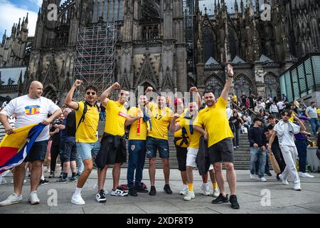 Cologne, Allemagne, 22 juin 2024 COLOGNE, ALLEMAGNE - 22 JUIN : les fans de Roumanie à la cathédrale de Cologne avant le match du Groupe E de l'UEFA Euro 2024 entre la Belgique et la Roumanie au stade de Cologne le 22 juin 2024 à Cologne, Allemagne. (Photo de Dan O' Connor/ATPImages) Dan O' Connor (Dan O' Connor / ATP images / SPP) Banque D'Images