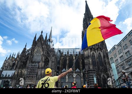 Cologne, Allemagne, 22 juin 2024 COLOGNE, ALLEMAGNE - 22 JUIN : les fans de Roumanie à la cathédrale de Cologne avant le match du Groupe E de l'UEFA Euro 2024 entre la Belgique et la Roumanie au stade de Cologne le 22 juin 2024 à Cologne, Allemagne. (Photo de Dan O' Connor/ATPImages) Dan O' Connor (Dan O' Connor / ATP images / SPP) Banque D'Images