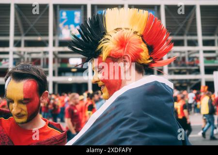 Cologne, Allemagne. 22 juin 2024/ Koeln, RheinEnergieStadion, 22.06.2024, les fans de Belgique créent une atmosphère à l'extérieur du stade avant le match Championnat d'Europe UEFA 2024 Belgique contre Roumanie. Crédit : Mika Volkmann/Alamy Live News Banque D'Images