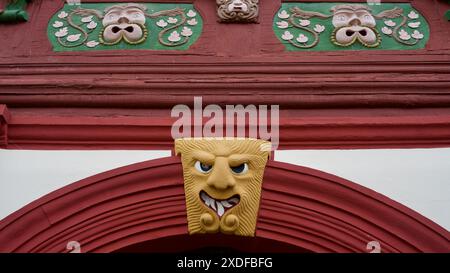 Sculptures sur une vieille maison à colombages. Banque D'Images
