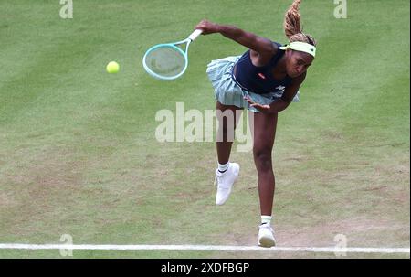 Berlin, Allemagne. 22 juin 2024. Tennis : WTA Tour, célibataires, femmes, demi-finales, Gauff (États-Unis) - Pegula (États-Unis), Steffi Graf Stadium. Coco Gauff sert. Crédit : Andreas Gora/dpa/Alamy Live News Banque D'Images