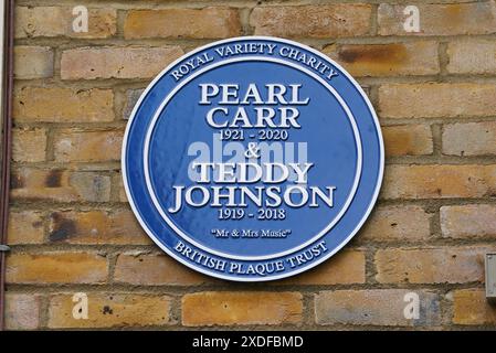 Une plaque bleue commémorant Pearl Carr et Teddy Johnson a été dévoilée au cours d'une cérémonie dans le domaine de la maison de soins résidentielle du Royal Variety Charity, Brinsworth House, à Twickenham. Date de la photo : samedi 22 juin 2024. Banque D'Images