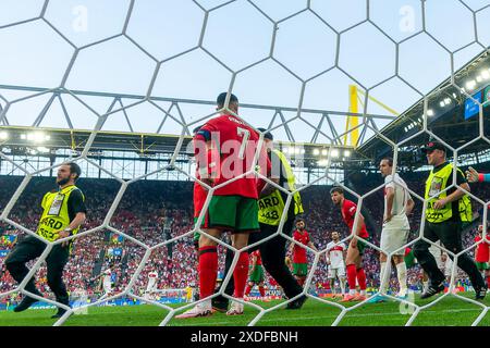 Dortmund, Allemagne. 22 juin 2024. DORTMUND, ALLEMAGNE - 22 JUIN : Cristiano Ronaldo, du Portugal, est vu avec un envahisseur de terrain alors que les stewards sont sur le terrain lors du match Groupe F - UEFA EURO 2024 entre Turkiye et le Portugal au BVB Stadion Dortmund le 22 juin 2024 à Dortmund, Allemagne. (Photo de Joris Verwijst/Agence BSR) crédit : Agence BSR/Alamy Live News Banque D'Images