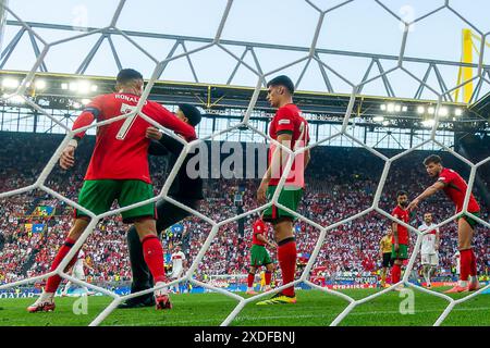 Dortmund, Allemagne. 22 juin 2024. DORTMUND, ALLEMAGNE - 22 JUIN : Cristiano Ronaldo, du Portugal, est vu avec un envahisseur de terrain alors que les stewards sont sur le terrain lors du match Groupe F - UEFA EURO 2024 entre Turkiye et le Portugal au BVB Stadion Dortmund le 22 juin 2024 à Dortmund, Allemagne. (Photo de Joris Verwijst/Agence BSR) crédit : Agence BSR/Alamy Live News Banque D'Images